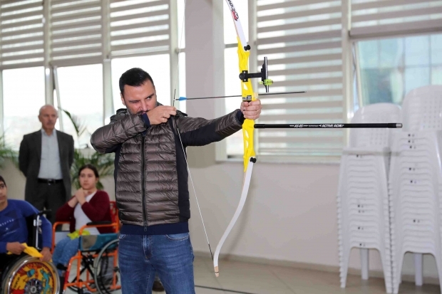 Alişan a tiré une flèche avec les handicapés.