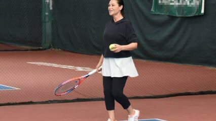 Hülya Avşar a joué au tennis chez elle!