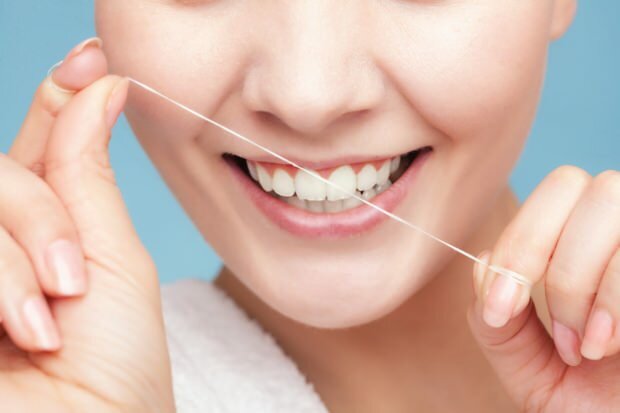 Il est recommandé d'utiliser du fil dentaire pour éliminer les résidus entre les dents.