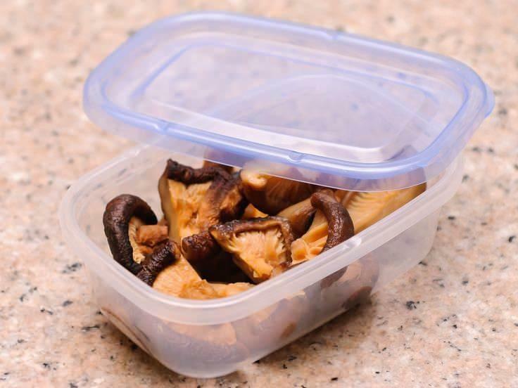 Combien de temps les champignons frais restent-ils au réfrigérateur ?