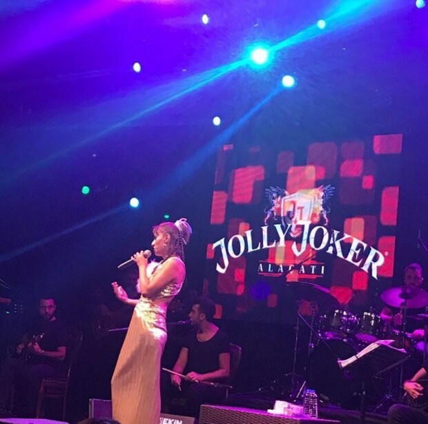Yıldız Tilbe a fait un compte lors du concert!