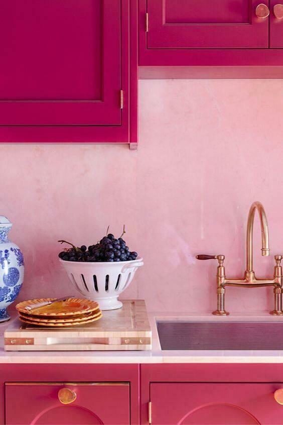 Décoration de cuisine avec la couleur Viva Magenta