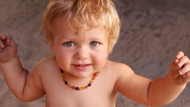Avantages des colliers d'ambre pour les bébés