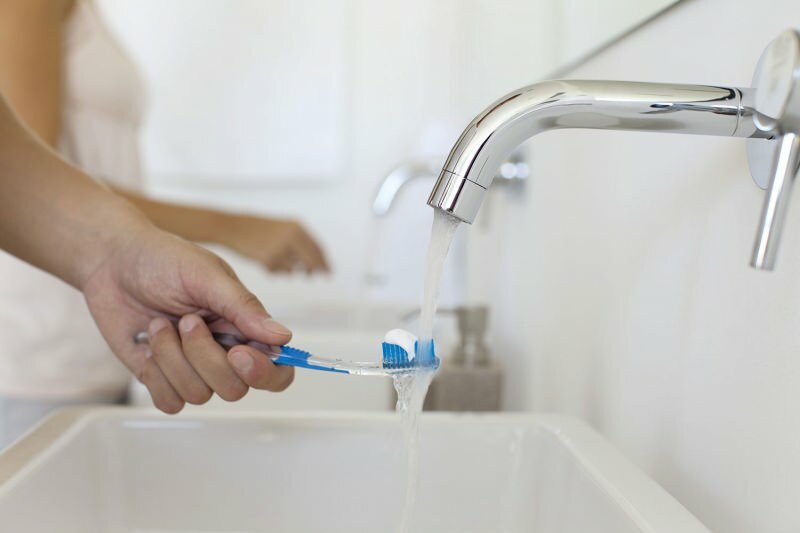 Couper l'eau pendant le brossage des dents