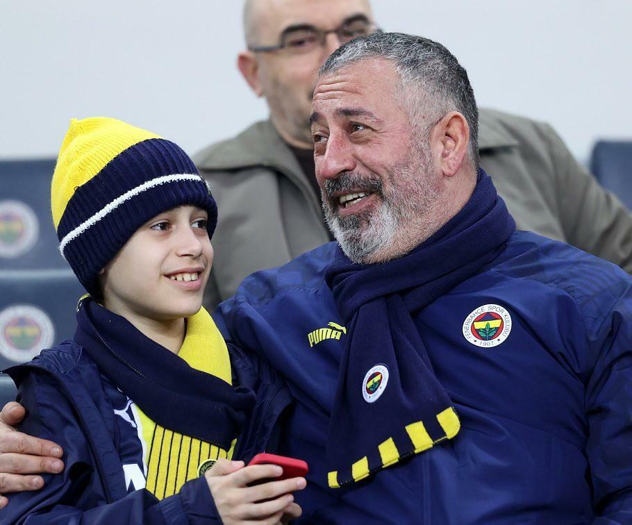 Cem Yılmaz a regardé le match Fenerbahçe-Galatasaray avec son fils