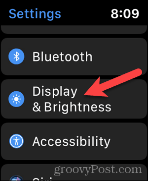 Appuyez sur Affichage et luminosité dans les paramètres de votre Apple Watch
