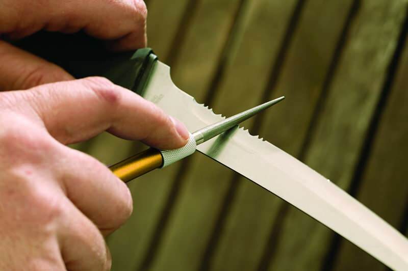 Comment les couteaux dentelés sont-ils affûtés? Façons d'aiguiser les couteaux à pain