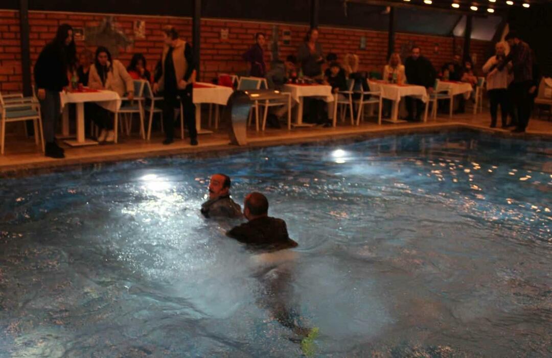 Il ne reste plus rien pour les sinistrés du tremblement de terre lors de la soirée du moral! Mustafa Keser est tombé dans la piscine