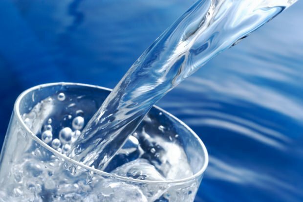 Boire trop d'eau va-t-il perdre du poids? Est-il dangereux de boire de l'eau la nuit?