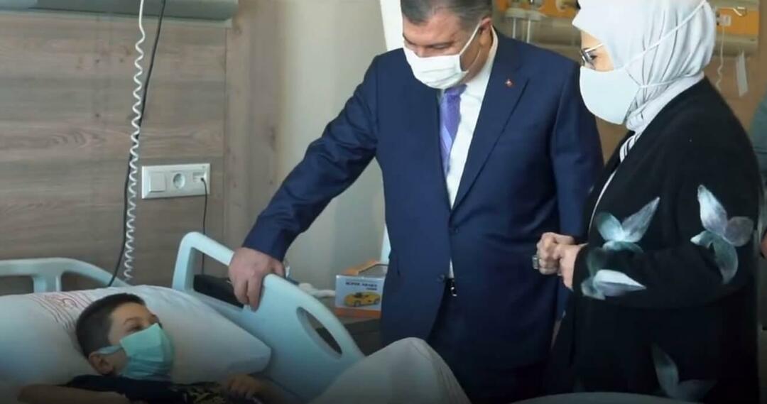 Emine Erdoğan a rendu visite à des enfants atteints de cancer avec Fahrettin Koca