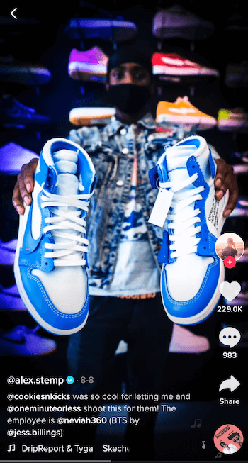 tiktop post par @ alex.stemp montrant son produit de chaussure de tennis en bleu et blanc