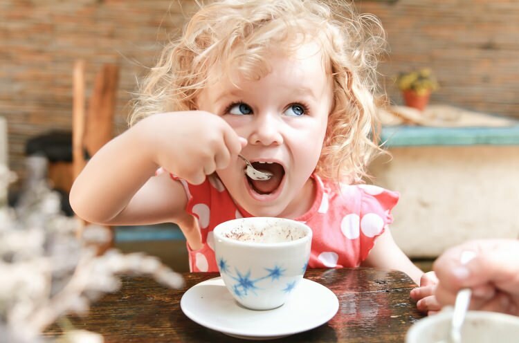 Les enfants peuvent-ils boire du café? Est-ce nocif?