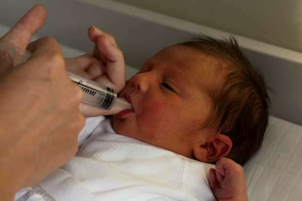 Nourrir le bébé avec une seringue
