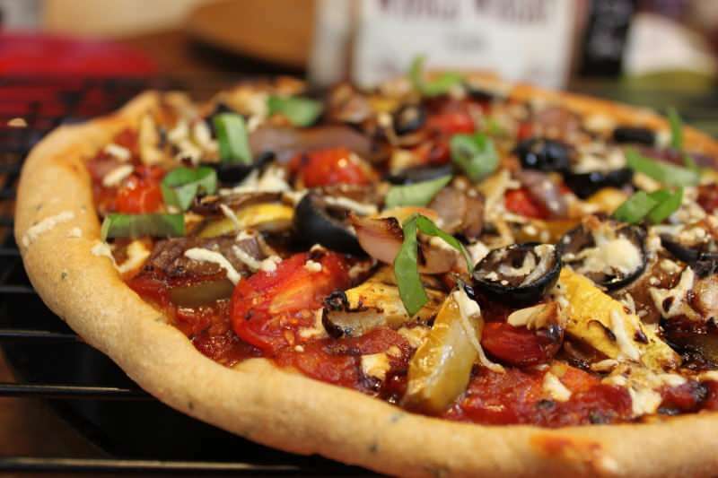 La recette de pizza végétarienne la plus simple! Comment faire une pizza végétarienne à la maison?