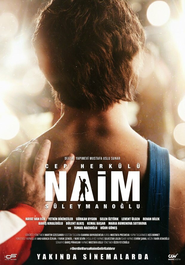 Les gens placent l'affiche du film Naim