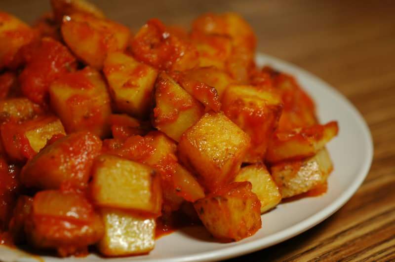 Qu'est-ce que Patatas bravas, comment est-il fabriqué? Voici une recette de patatas bravas étape par étape