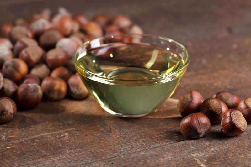L'huile de noisette est particulièrement bénéfique pour la peau et les cheveux secs.