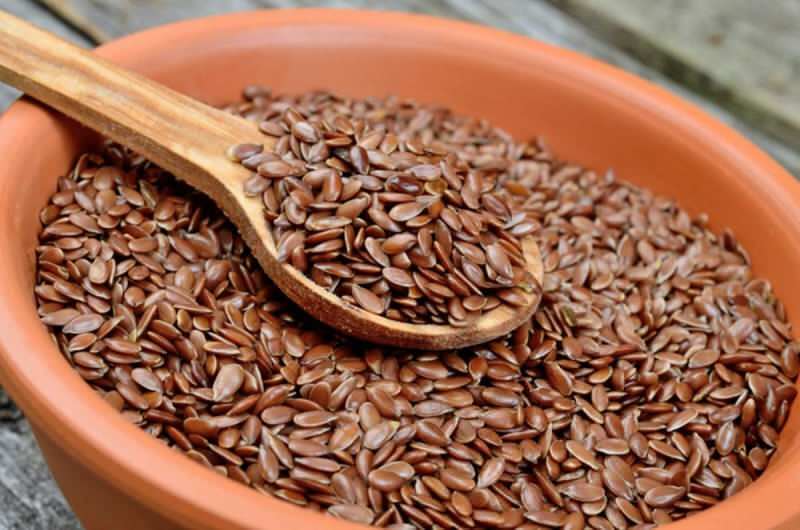 Les graines de lin peuvent être réduites en poudre et ajoutées aux repas ou aux salades
