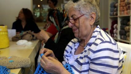 Les femmes retraitées tricotent la mode pour suivre le rythme