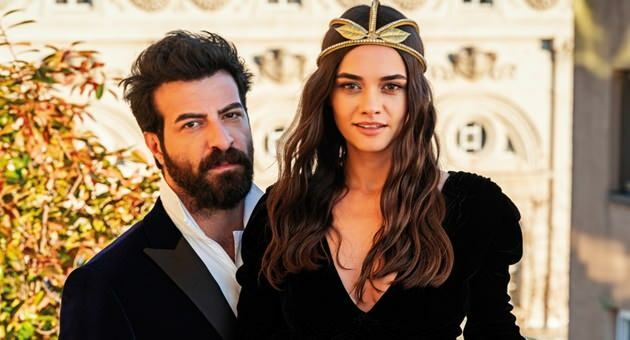 L'acteur Hande Soral et son épouse İsmail Demirci appellent à «rester à la maison»