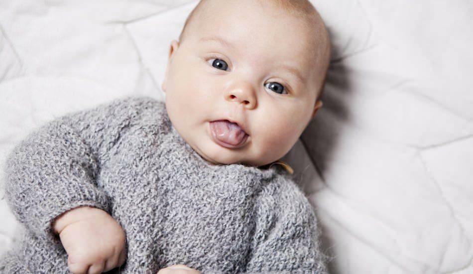 langue qui sort chez les bébés