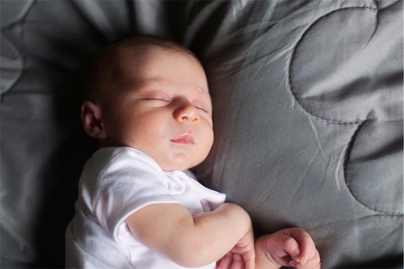 Est-il dangereux de secouer les bébés debout? Méthode du sommeil secouant debout