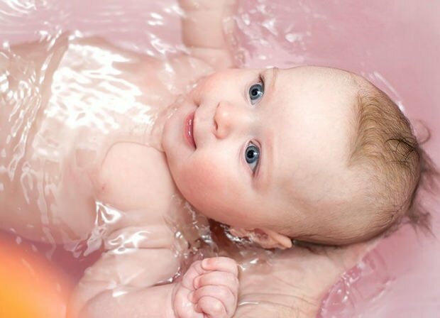 comment baigner un bébé seul