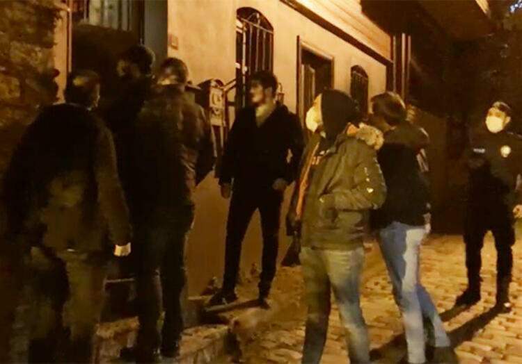 La police fait une descente dans la maison d'Özge Özpice