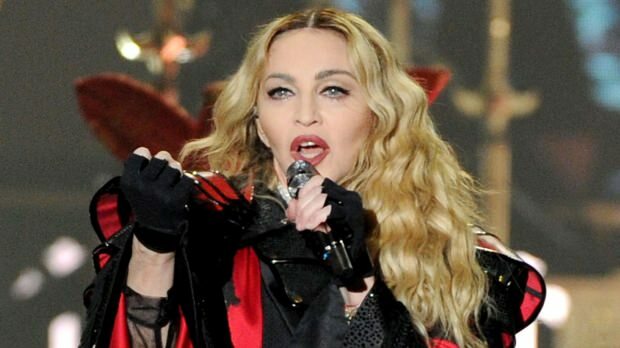Appelé Madonna: chanter sur la scène des meurtriers
