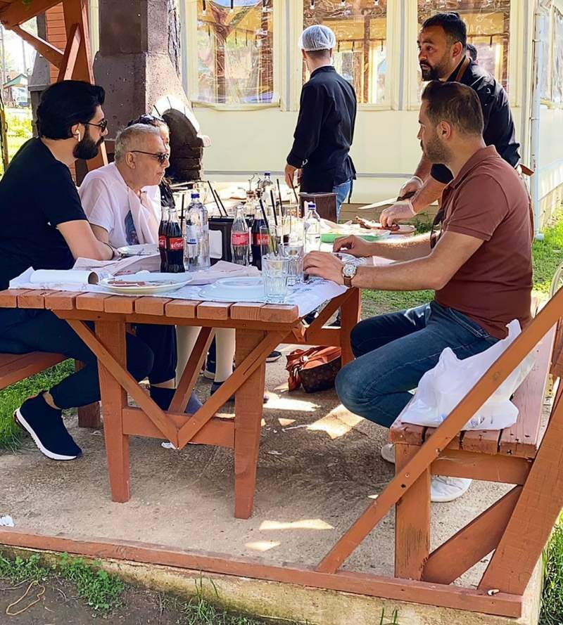Mehmet Ali Erbil et Burak Memişoğlu en mangeant 