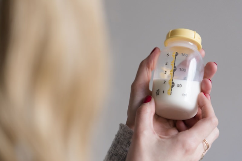 Comment exprimer et conserver le lait maternel indolore? Méthode de traite à la main et à la pompe électrique
