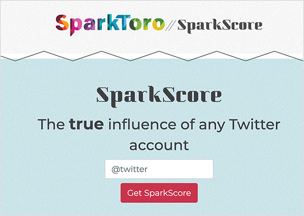 Ceci est une capture d'écran de la page Web SparkScore. En haut se trouve le logo SparkToro, qui est le nom dans une police très audacieuse avec des zones géométriques de couleurs arc-en-ciel. Après deux barres obliques se trouve le nom de l'outil, SparkScore. Le slogan est «La véritable influence de tout compte Twitter». Sous le slogan se trouve une zone de texte blanche qui invite l'utilisateur à saisir son identifiant Twitter et un bouton rouge intitulé Get SparkScore.