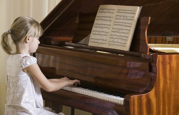À quel âge les enfants peuvent-ils jouer des instruments de musique?