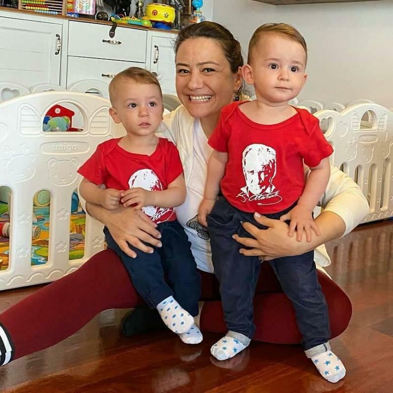 La nouvelle pose de la présentatrice Ezgi Sertel avec ses jumeaux!