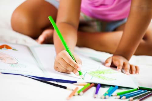 Portefeuilles de stylos! Comment attacher un crayon aux enfants?