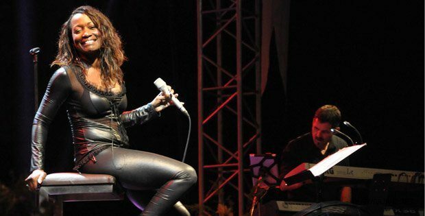 La chanteuse américaine Della Miles devient Dalyanlı