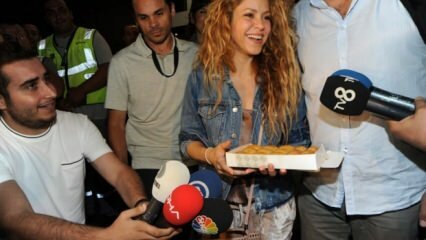 Accueil à damier à Shakira qui est venue à Istanbul