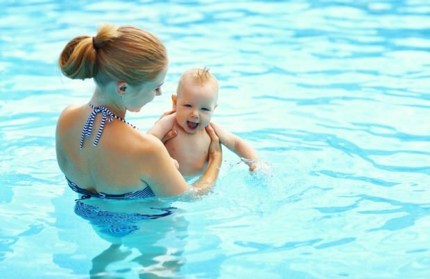Quand les bébés peuvent-ils entrer dans la piscine?