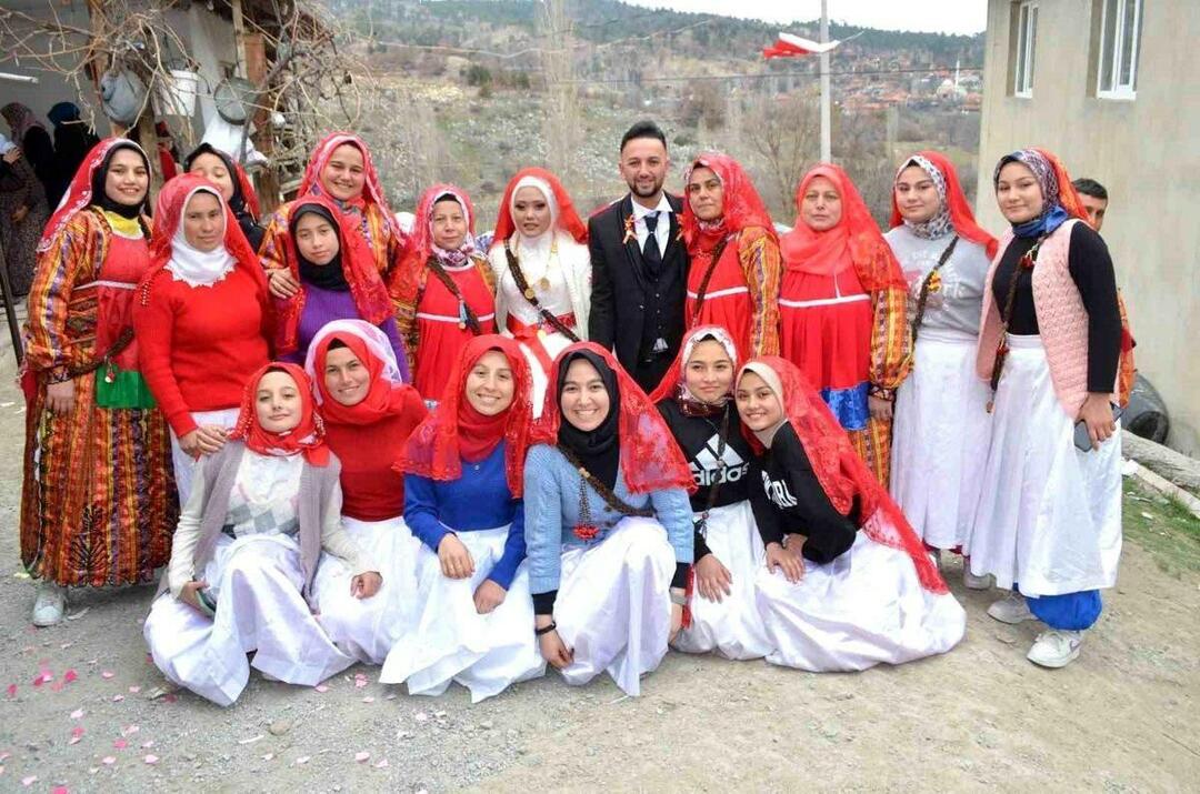 Une mariée est venue d'Indonésie à Denizli pour le jeune homme turc qu'elle a rencontré sur les réseaux sociaux