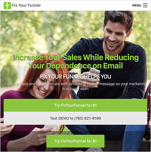 Ceci est une capture d'écran du site Web Fix Your Funnel. Une barre de navigation avec un arrière-plan blanc traverse le haut. En haut à gauche, le logo Fix Your Funnel apparaît à côté du nom de l'entreprise en texte noir. Le logo est un carré vert avec une illustration blanche d'un entonnoir. Sur la droite, un menu de hamburgers. L'arrière-plan du site Web est une photo d'une femme blanche et d'un homme blanc assis à l'extérieur parmi des arbres par une journée ensoleillée, regardant leurs smartphones. La femme sourit. Elle a de longs cheveux roux et porte une chemise à col roulé violette. L'homme sourit également. Il a les cheveux courts et bruns foncés et une courte barbe brun foncé. Il porte un t-shirt noir à manches longues et un jean. Au-dessus de la photo se trouve un titre en texte vert qui dit: «Augmentez vos ventes tout en réduisant votre dépendance aux e-mails». Sous l'en-tête se trouve un sous-titre en texte blanc, «Réparer votre entonnoir vous aide». Ensuite, un texte blanc plus petit indique «Capturez des prospects et communiquez avec les accessoires par message texte afin que votre marketing soit réellement vu». Sous ce texte se trouvent deux larges boutons. Un bouton vert avec du texte blanc indique «Essayez FixYourFunnel pour 1 $». Un bouton gris clair avec un texte noir indique «Envoyez DEMO par SMS au (760) 621-8199». En dessous de ces larges boutons se trouve un bouton vert plus étroit avec du texte blanc qui dit également «Essayez FixYourFunnel pour 1 $». Oli Billson dit que vous pouvez utiliser Fix Your Funnel avec Infusionsoft pour automatiser les messages texte dans sa structure d'entonnoir téléphonique.