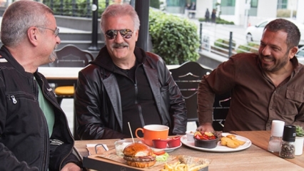 Chat de moto avec un hamburger d'un acteur célèbre