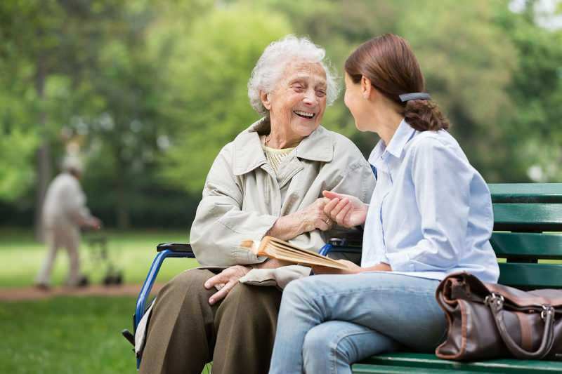 Comment traiter les personnes âgées