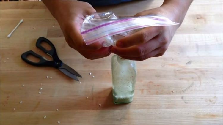 Comment nettoyer la bouteille en verre à bouche étroite le plus facilement? La méthode la plus simple pour nettoyer les bouteilles étroites!