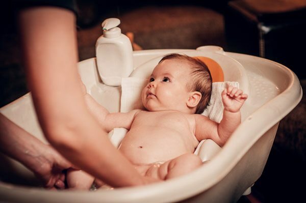 Comment laver un bébé seul?