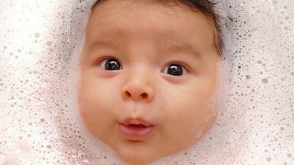 Bébé avale de l'eau pendant le bain! Comment un bain de guérison est-il administré à un nouveau-né?