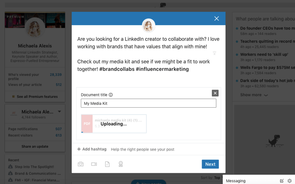 Publication de partage de documents LinkedIn, télécharger le document dans la publication organique étape 2, ajouter le titre du document, le texte et les hashtags