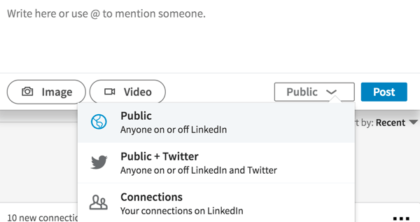 Pour rendre une publication LinkedIn visible à tout le monde, sélectionnez Public dans la liste déroulante.