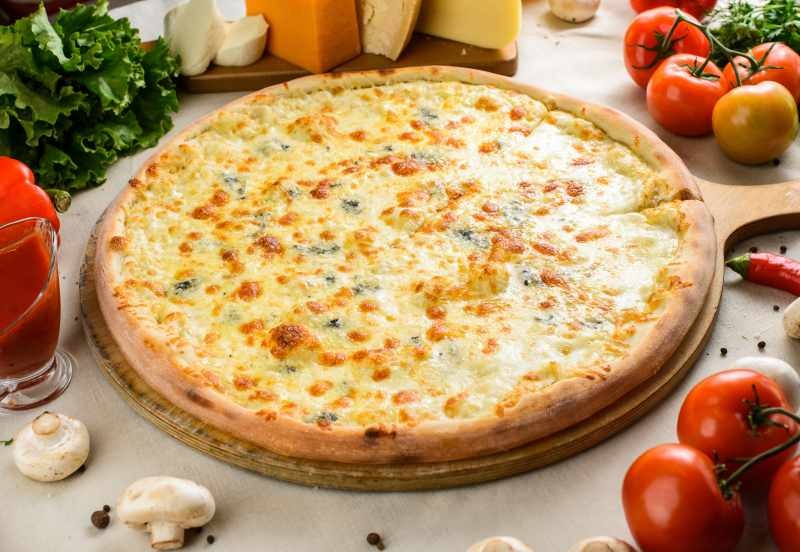 Comment faire une pizza aux quatre fromages? La fabrication de pizza aux quatre fromages la plus simple!
