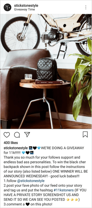 Dans cet exemple de concours Instagram, le prix est un sac à dos en cuir, qui est un prix relativement cher et qui vaut l'effort de créer une publication pour gagner.