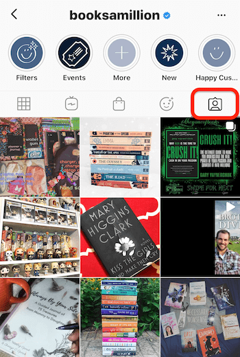 flux instagram de @booksamillion mettant en évidence l'onglet contenu balisé
